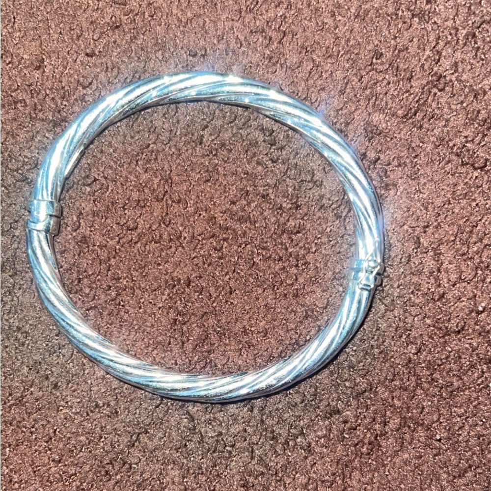 14 kt white gold bangle